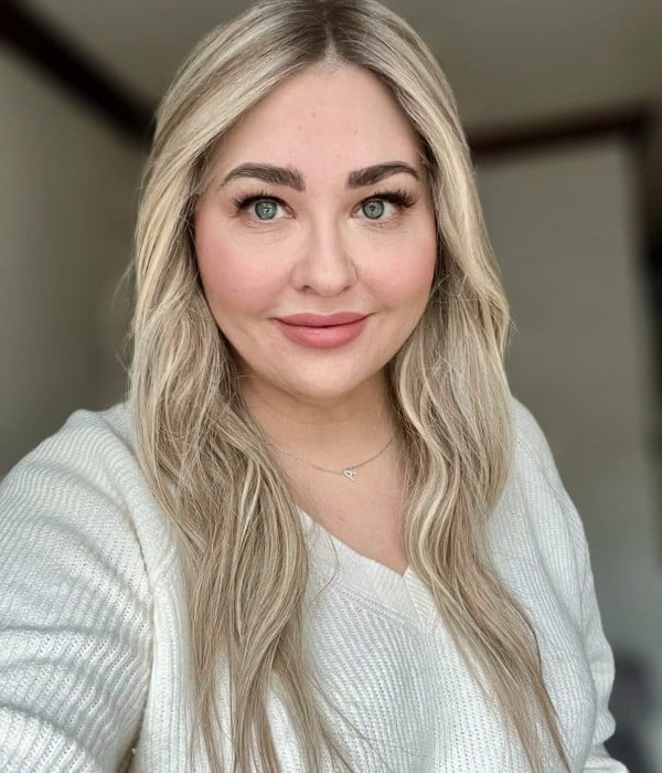 Woman providing a customer testimonial for finelacewigs.com.
